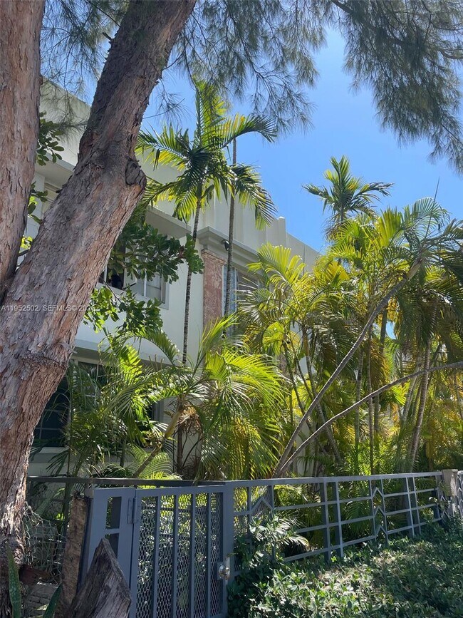 1611 Euclid Ave in Miami Beach, FL - Building Photo - Building Photo