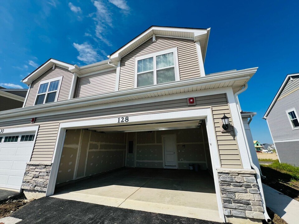 128 Henderson St in Oswego, IL - Building Photo