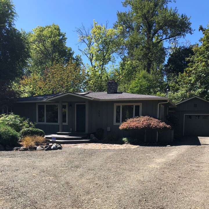 354 Buffalo Ln in Roseburg, OR - Building Photo