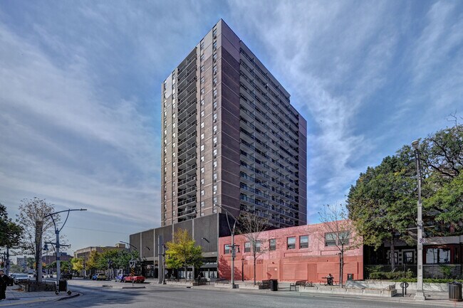 Ouellette Tower in Windsor, ON - Foto de edificio - Building Photo