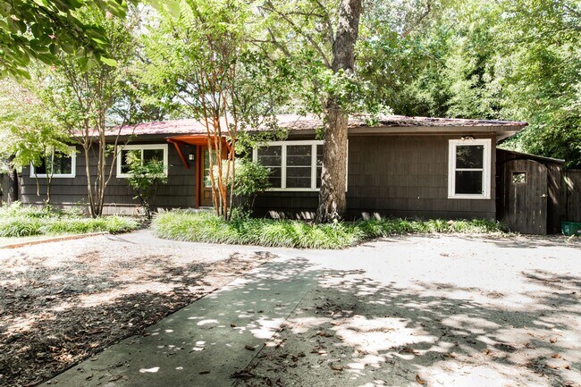 1627 Oakland Ave in Fayetteville, AR - Building Photo - Building Photo