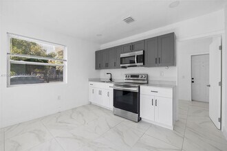 1445 NW 34th St in Miami, FL - Building Photo - Building Photo