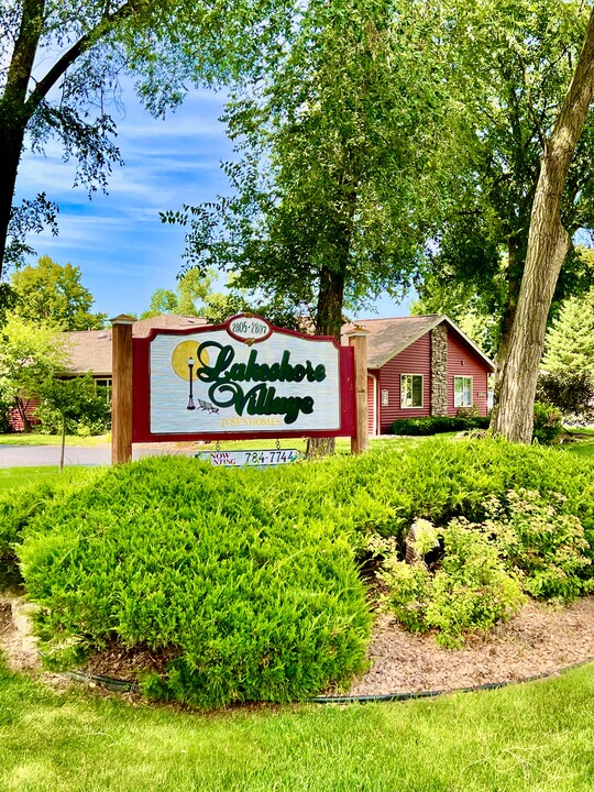 2807 Lakeshore Dr, Unit 2805 LakeshoreDr.#11 in La crosse, WI - Foto de edificio