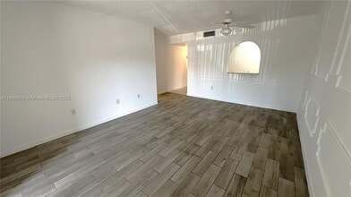 711 N Pine Island Rd in Plantation, FL - Building Photo - Building Photo