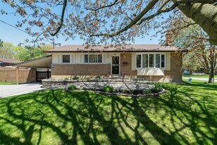 5 Parkway Crescent in Bowmanville, ON - Building Photo