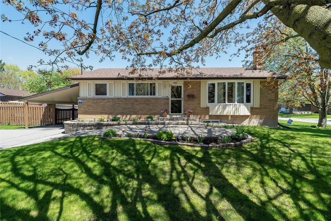 5 Parkway Crescent in Bowmanville, ON - Building Photo