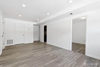 125 College Dr in Edison, NJ - Building Photo - Building Photo