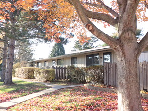 Meadowood Apartments in Jackson, MI - Foto de edificio - Building Photo