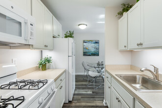 Dolphin Square Apartments in Wauwatosa, WI - Building Photo - Interior Photo