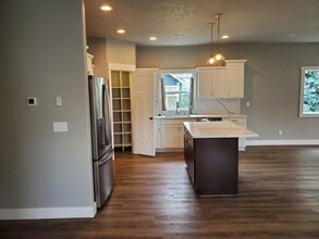 602 E Canterbury Ln in Colbert, WA - Building Photo - Building Photo