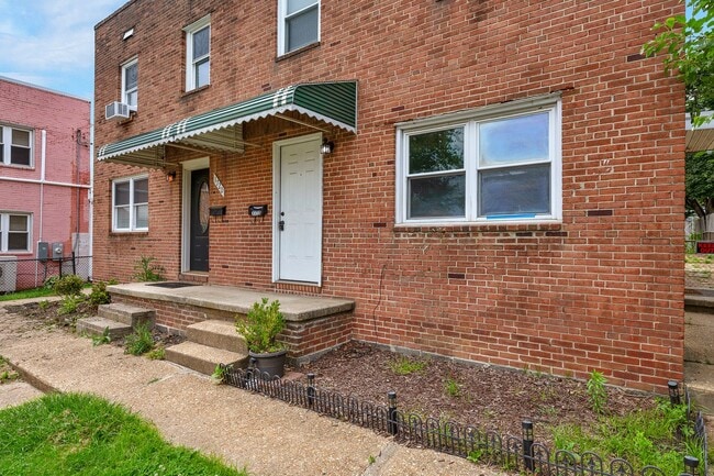 1722 Yakona Rd in Parkville, MD - Foto de edificio - Building Photo