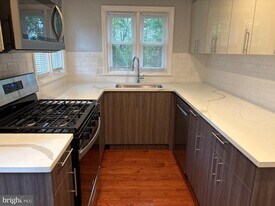 453 W Lancaster Ave in Haverford, PA - Building Photo