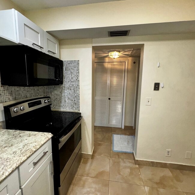 215 SE 3rd Ave, Unit 203A in Hallandale Beach, FL - Foto de edificio - Building Photo