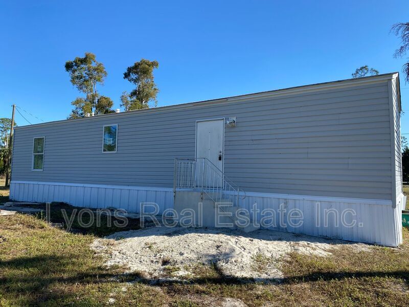 8086 Heck Dr in North Fort Myers, FL - Building Photo