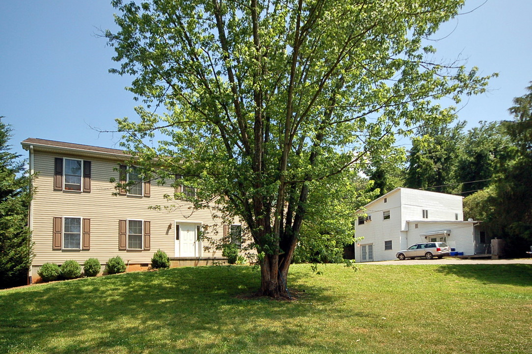 104-106 McFalls Rd in Asheville, NC - Building Photo