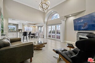 10627 Ashton Ave in Los Angeles, CA - Building Photo