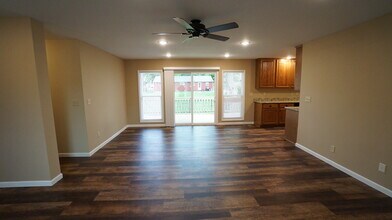 2025 Tecumseh Rd in Manhattan, KS - Foto de edificio - Building Photo