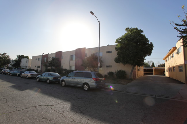 19236 Bryant St in Northridge, CA - Foto de edificio - Building Photo