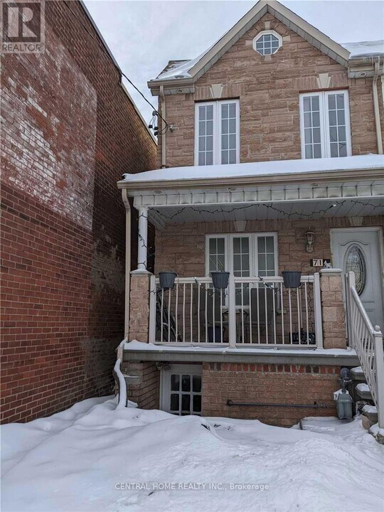 714 Lansdowne Ave in Toronto, ON - Building Photo