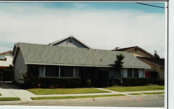 9422 Valley View in Cypress, CA - Foto de edificio - Building Photo