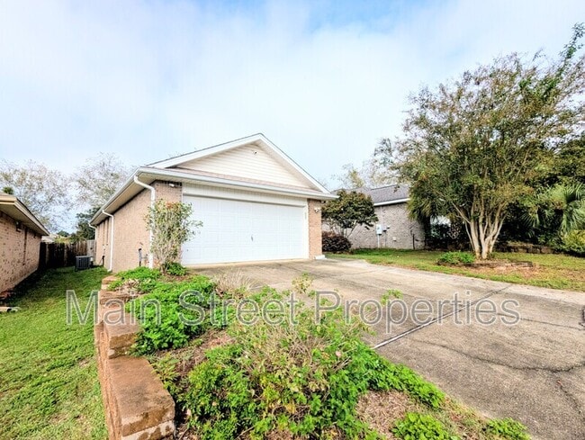 5760 Jade Moon Cir in Milton, FL - Foto de edificio - Building Photo