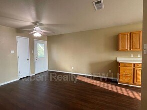 121 Cambridge Dr in Saginaw, TX - Building Photo - Building Photo