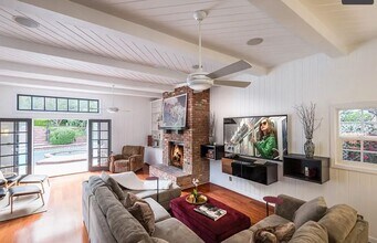 10429 Wheatland Ave in Los Angeles, CA - Building Photo - Building Photo