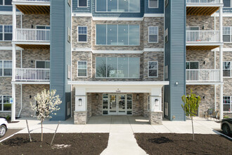 Creekview Court in Getzville, NY - Foto de edificio - Building Photo