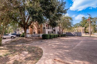 2404 Sycamore Ave in Huntsville, TX - Building Photo - Building Photo