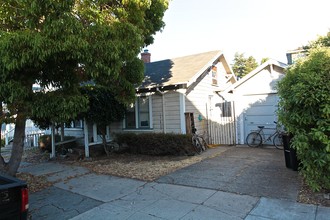 433-437 Douglas St in Petaluma, CA - Building Photo - Building Photo