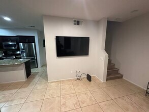 315 Royal Gln in Escondido, CA - Building Photo - Building Photo