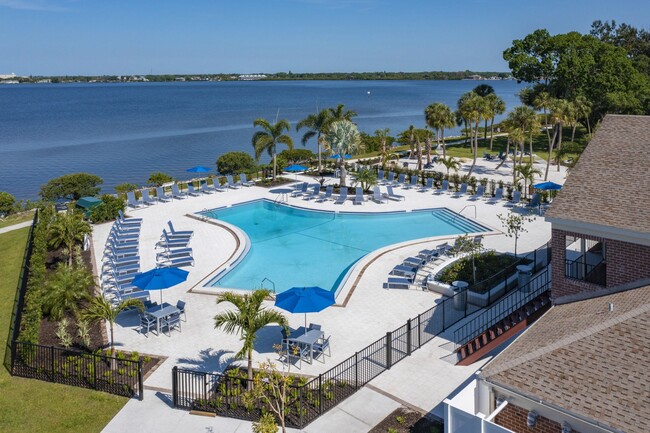 View Carlton Arms in Bradenton, FL - Foto de edificio - Building Photo