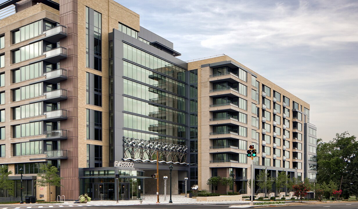 Flats 8300 in Bethesda, MD - Foto de edificio