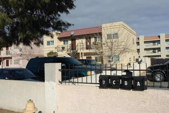 3446 E College View Ct in North Las Vegas, NV - Foto de edificio - Building Photo