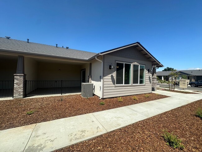 519 S Summit St in Visalia, CA - Building Photo - Building Photo