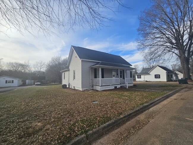 706 Maple St in Cherryville, NC - Building Photo - Building Photo