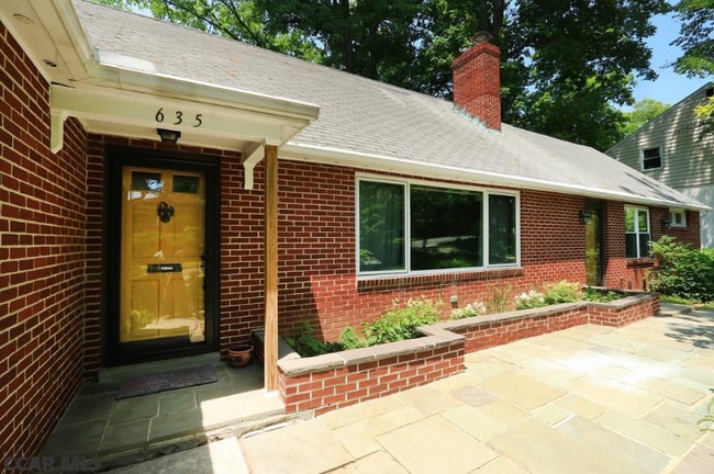 635A-side W Nittany Ave