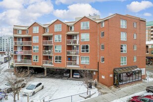 206 10a St NW in Calgary, AB - Building Photo