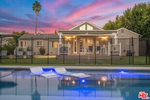 5659 Corbin Ave in Los Angeles, CA - Building Photo