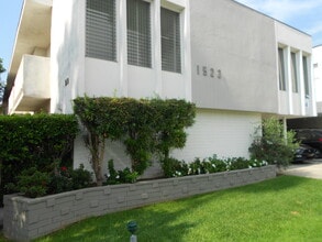 1523 Corinth Ave in Los Angeles, CA - Foto de edificio - Building Photo