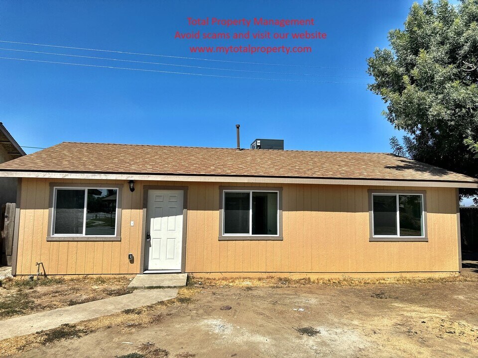 524 W Meadow Ct in Tulare, CA - Building Photo