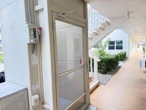 145 Dorchester E, Unit 145 in West Palm Beach, FL - Foto de edificio - Building Photo