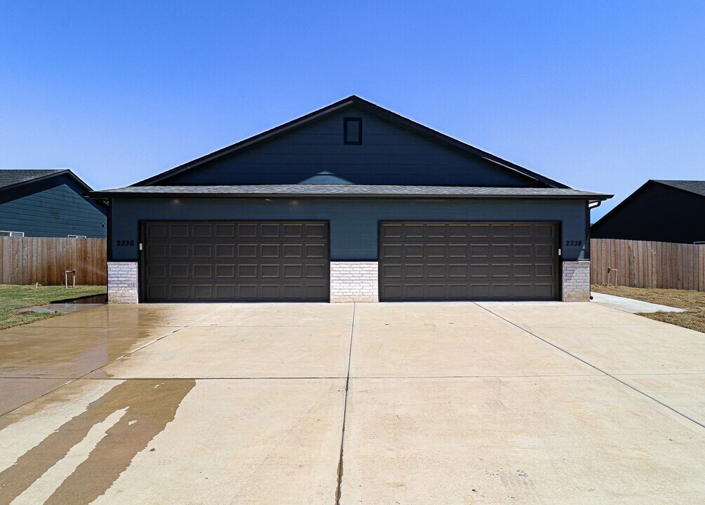 2336 E Cheyenne Ct in Kechi, KS - Building Photo
