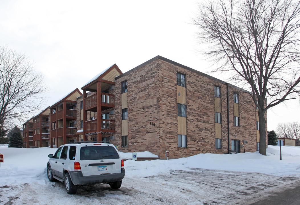 Parkshore Apartments in Spring Park, MN - Building Photo