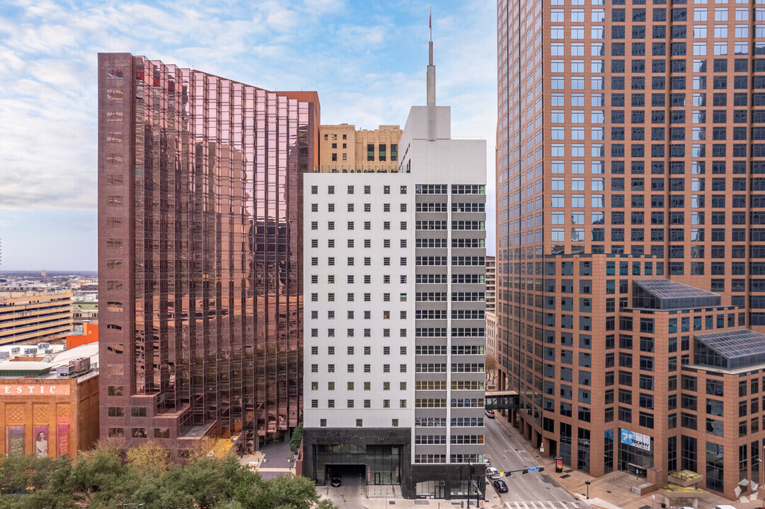 1900 Pacific Residences in Dallas, TX - Building Photo