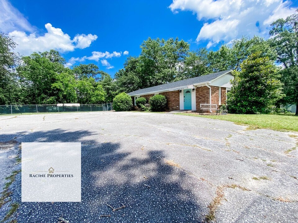 203 E Florida St in Clinton, SC - Foto de edificio