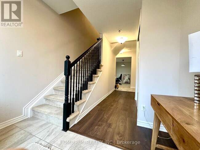 313 Squadron Cres in Ottawa, ON - Building Photo - Building Photo