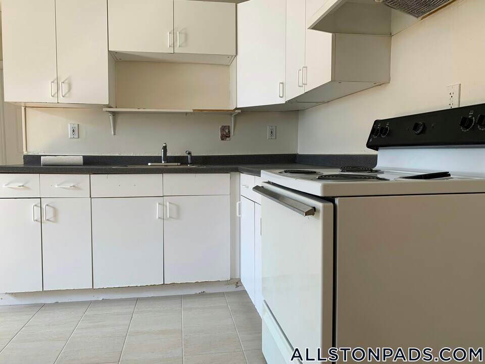 439 Cambridge St in Boston, MA - Building Photo