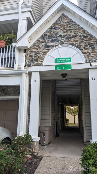 11 Newburgh Dr in Edison, NJ - Building Photo