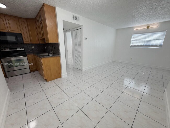 2565 W 56th St in Hialeah, FL - Foto de edificio - Building Photo